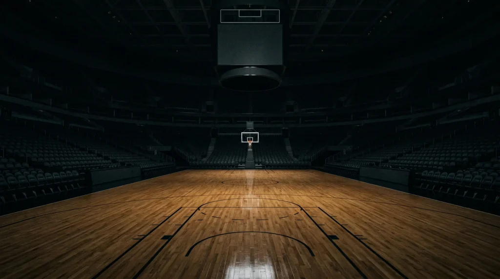 Cancha de baloncesto NBA vacía con marcador electrónico apagado
